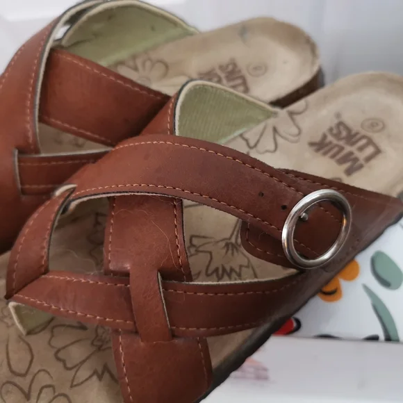 Muk Luks Women's Tan Cross-Strap Sandals - Picture 5 of 8